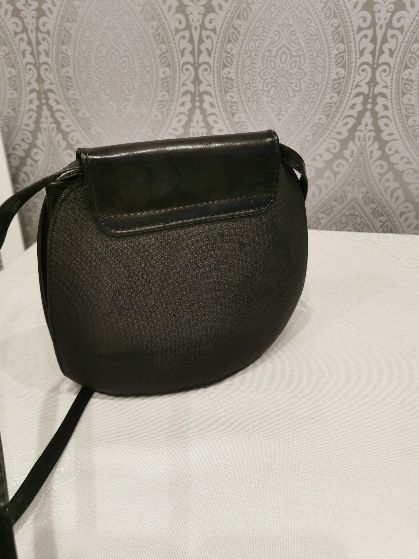 Torebka czarna listonoszka elegancka