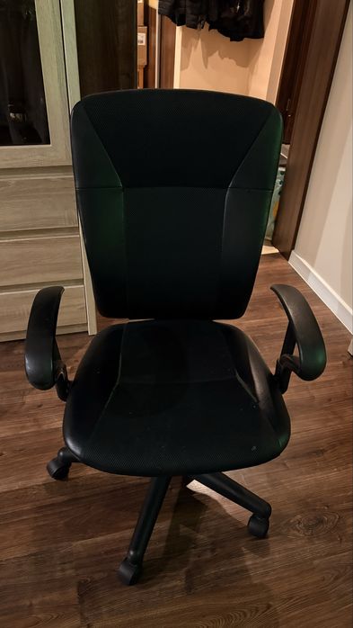 Czarne krzeslo biurowe JYSK