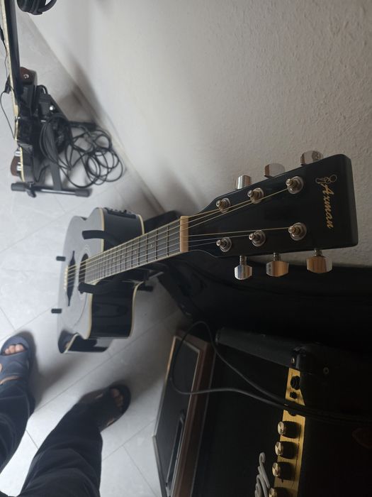 Gitara elektroakustyczna.