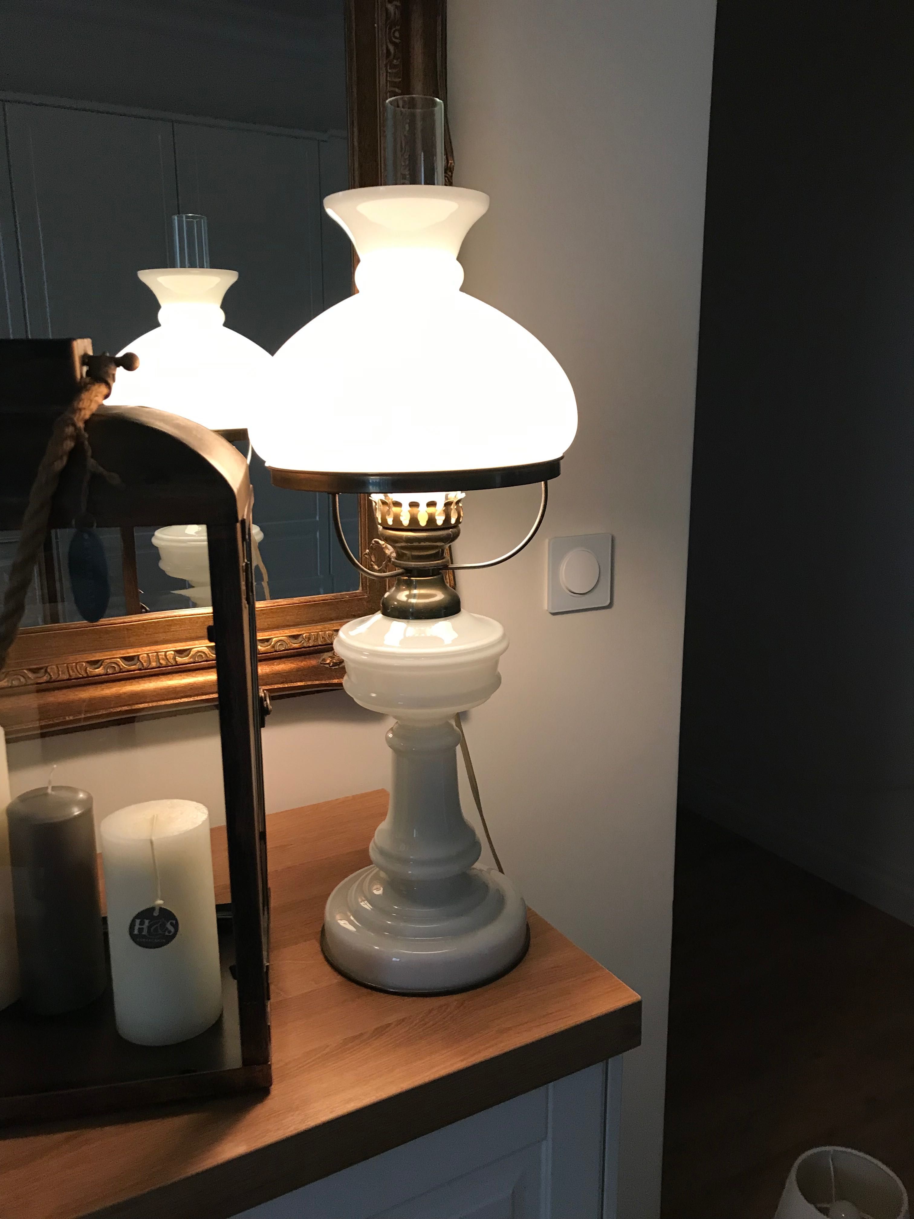Lampę stołową sprzedam