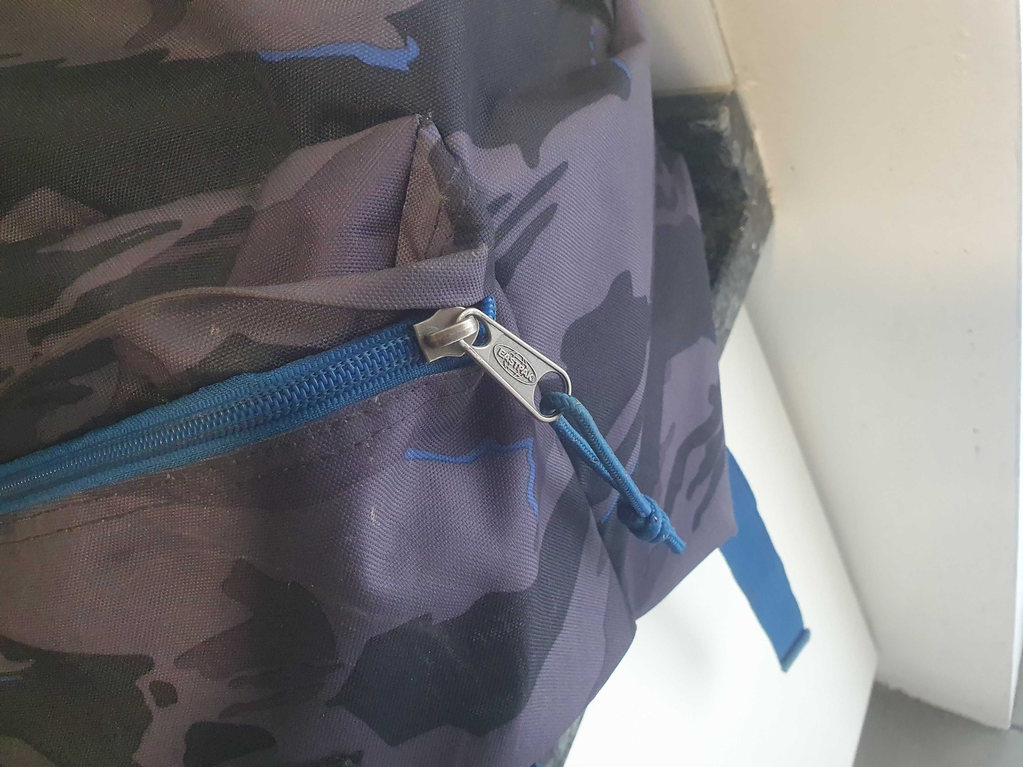 Mochila eastpak padrão militar