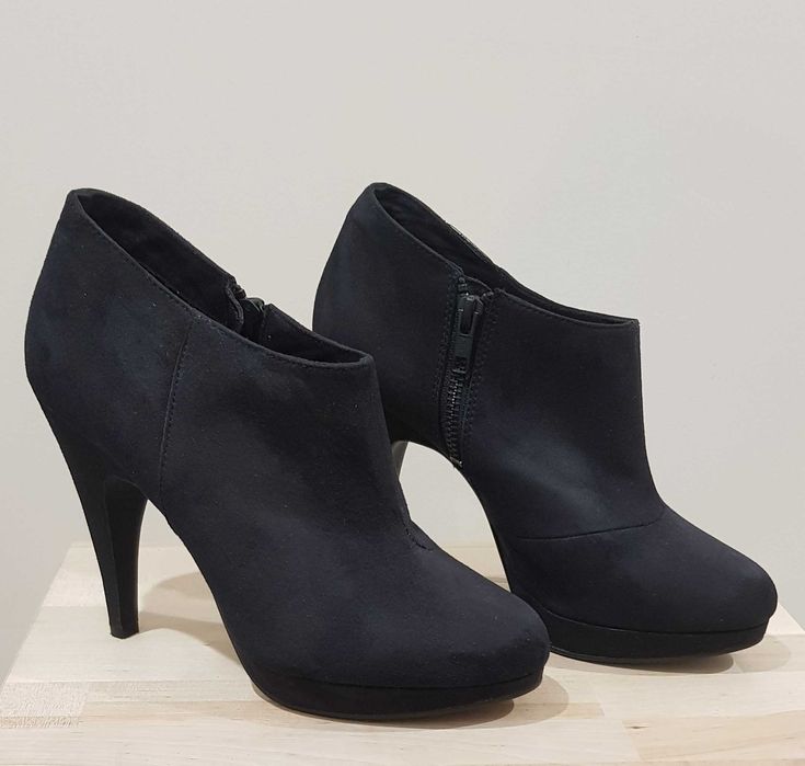 Czarne zamszowe botki na obcasie H&M 39