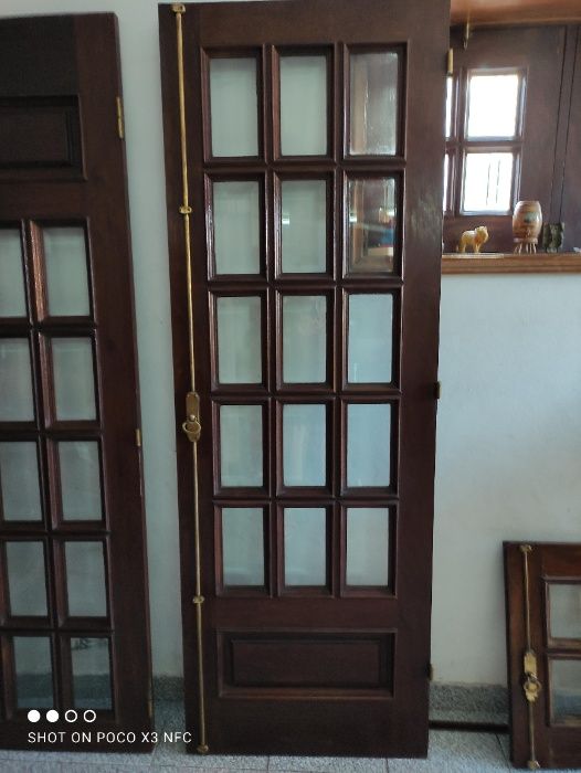 Portas, janelas e portadas em madeira