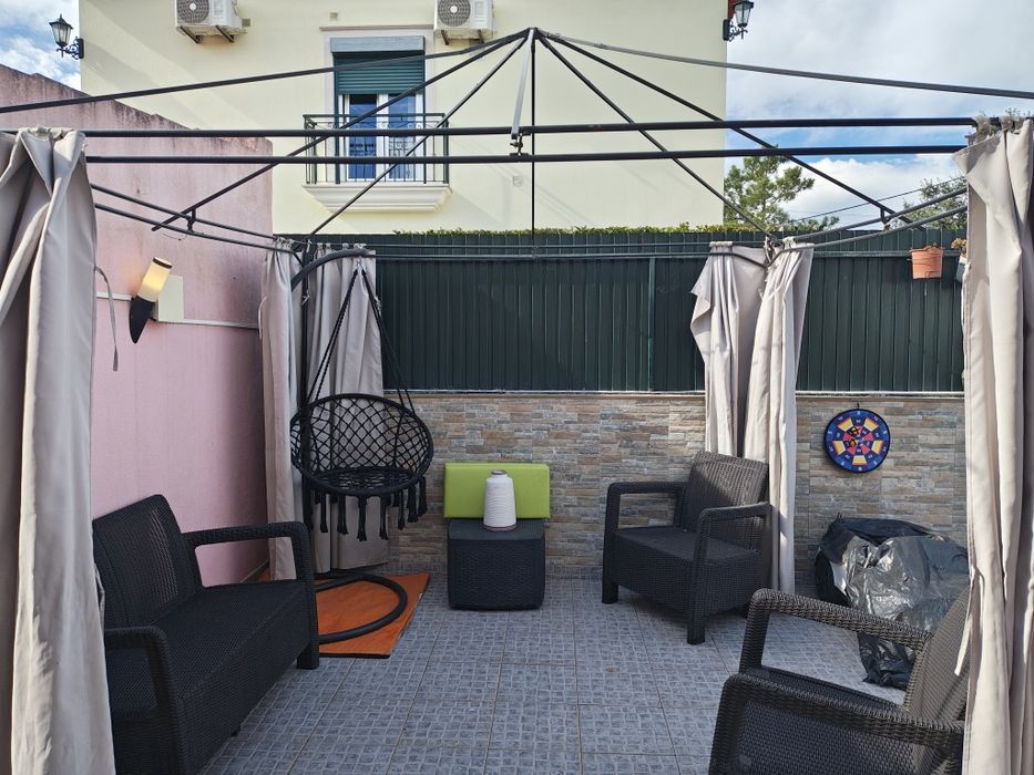 Estrutura de tenda com cortinas laterais