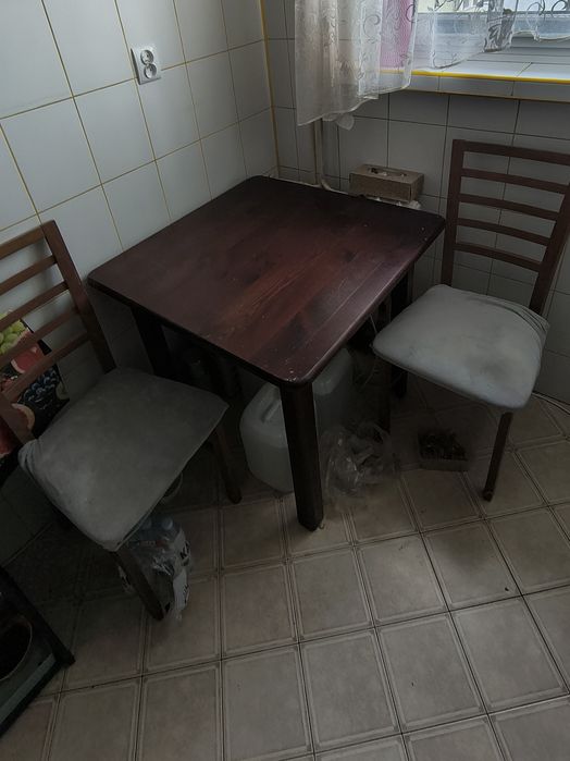 stół drewniany 80x80 i 2 krzesła