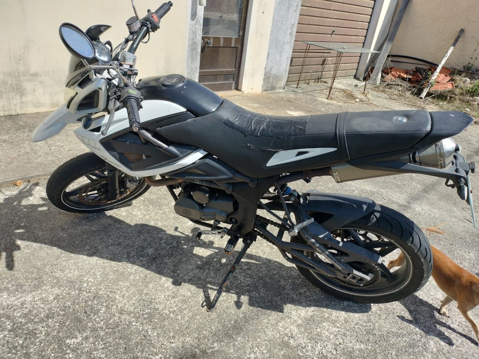 Mota 125 com alguns afazeres