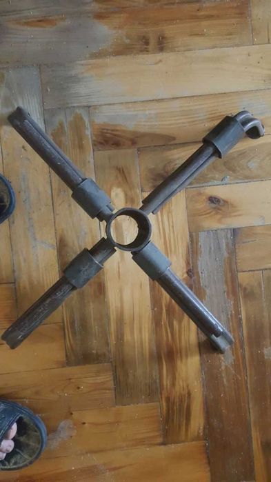 Металлическая нога для ёлки