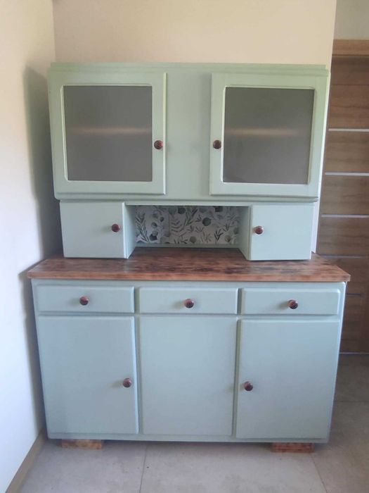 Odnowiony kredens z czasów PRL