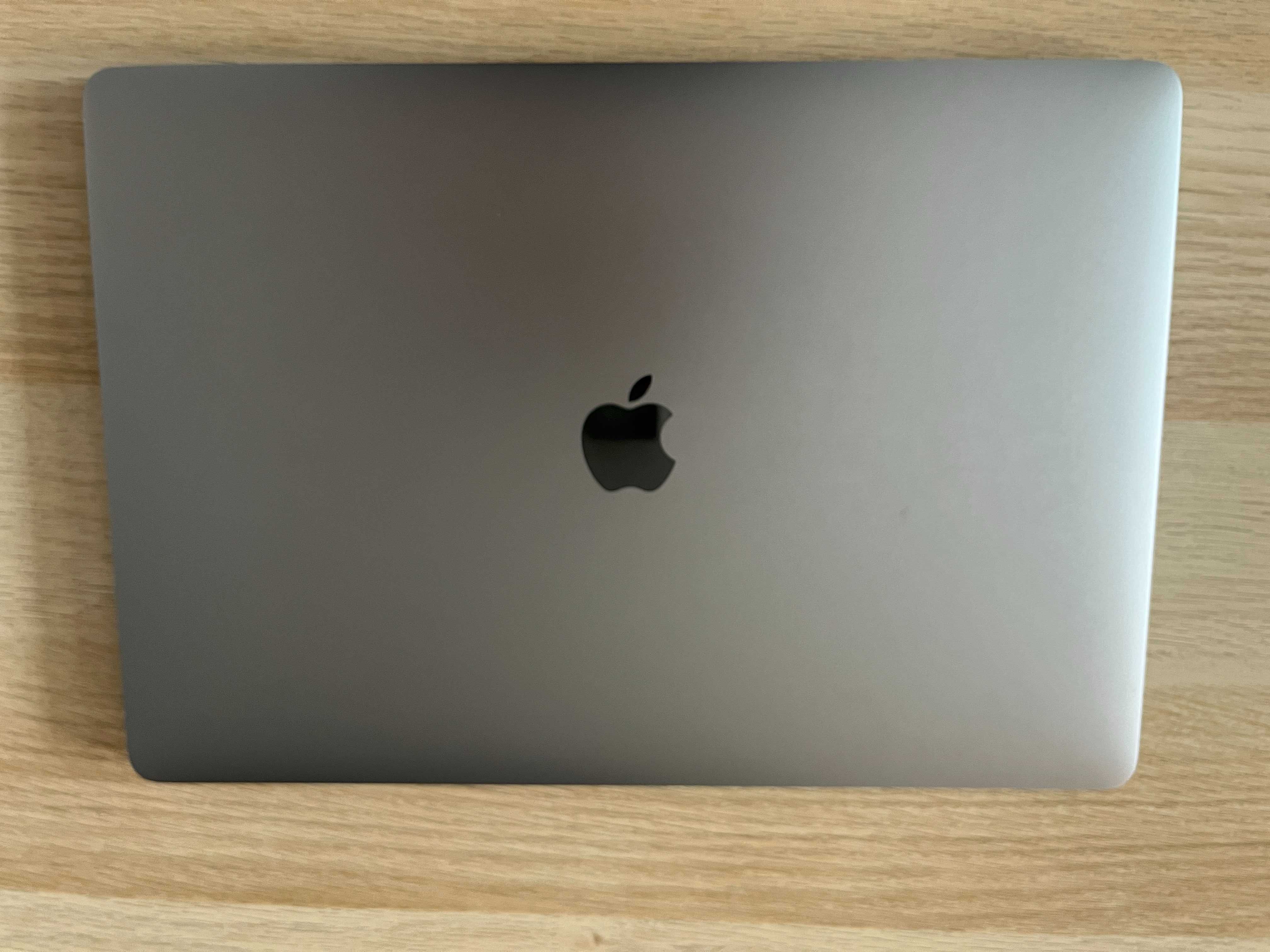 MacBook Pro 15" grudzień 2019 2,6 GHz 6-Core Intel Core i7 16 GB