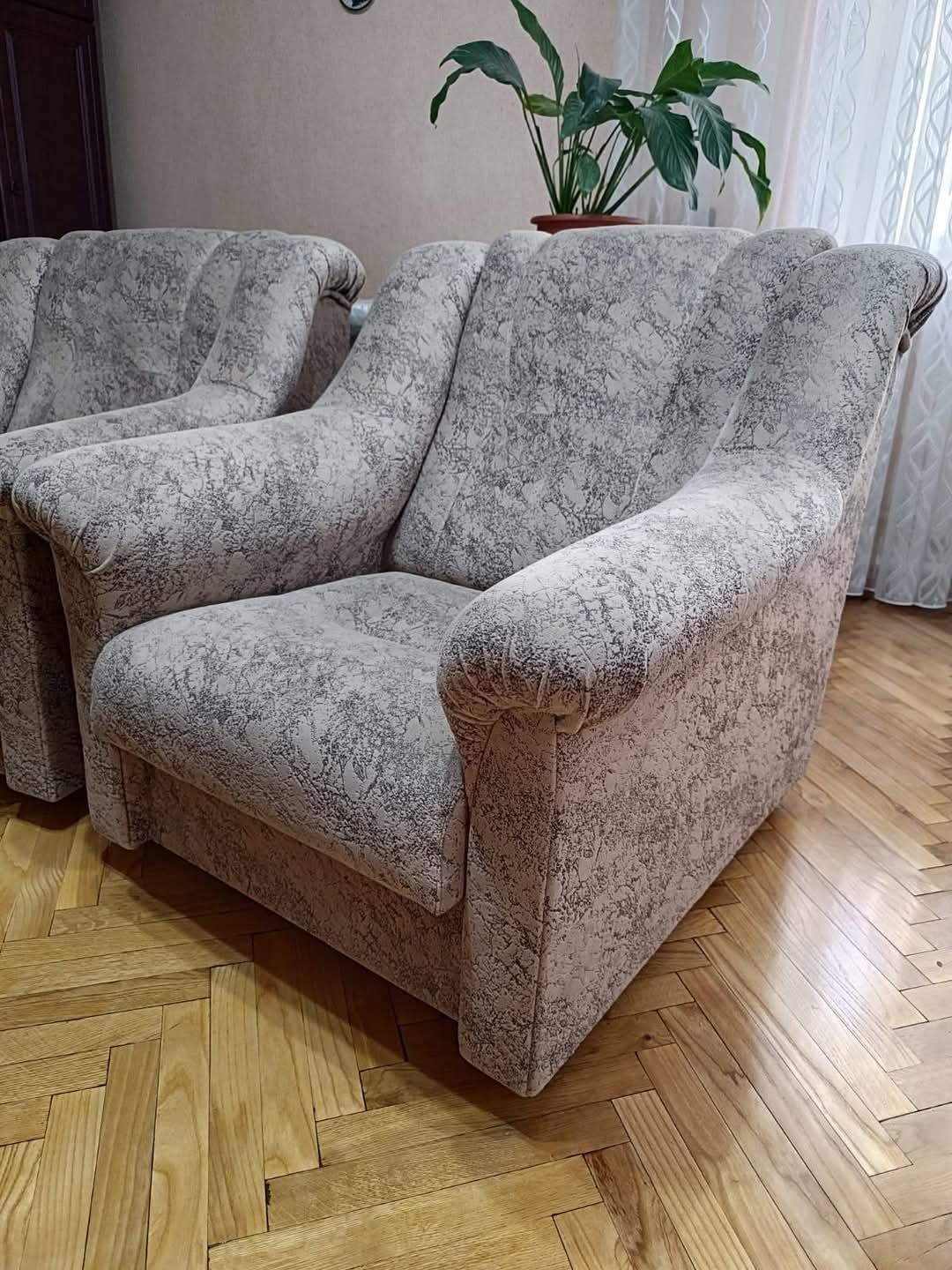 М'які меблі. Диван. Два великі крісла.