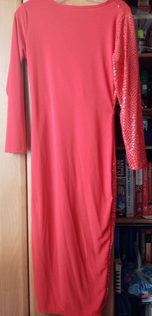 Czerwona sukienka z błyszczącymi bokami