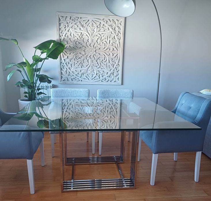 Mesa de vidro com pés em aço inoxidável