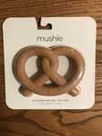 MUSHIE Silikonowy gryzak - precelek / pretzel teether