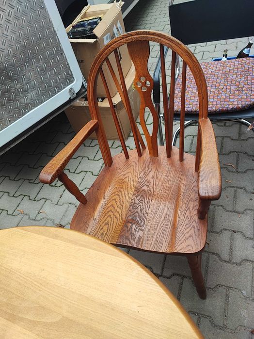 Stół z krzesłami w stylu windsor .