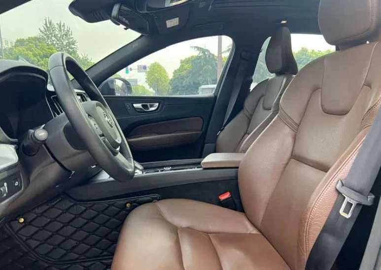 Volvo XC60 2022 року