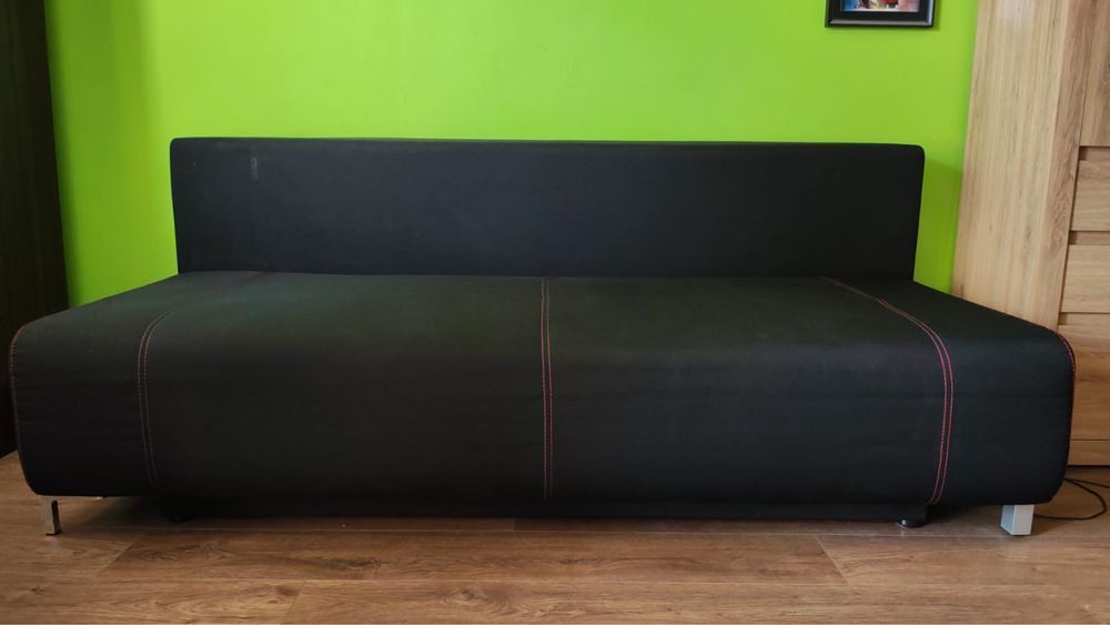 Czarna sofa młodzieżowa ze skrzynią na pościel. Zadbana.