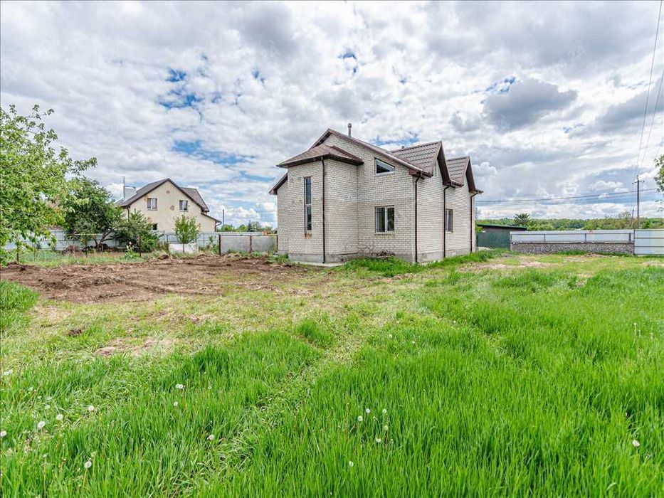 Продається новий, затишний будинок в Розсошенцях!