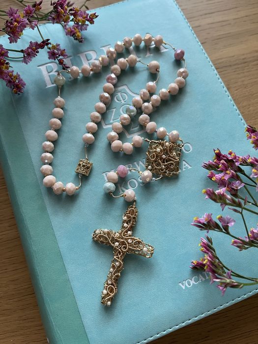 Piekny rożaniec w kolorze beżu