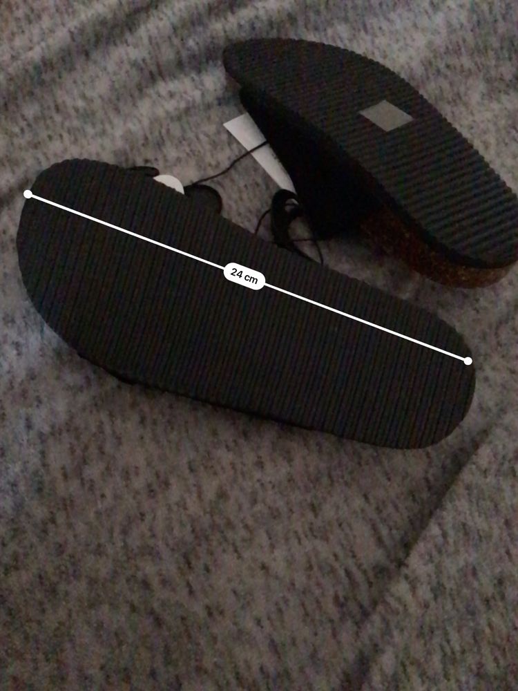 Profilowane sandały z podwójnym czarnym paskiem Birkenstock; Primark