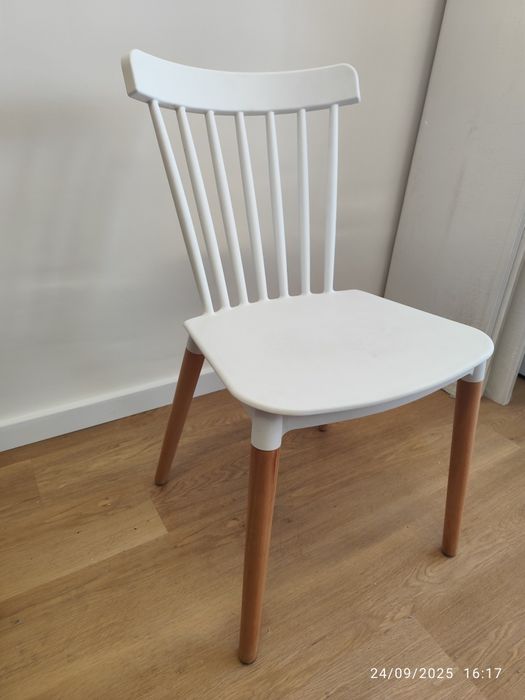 Conjunto de mesa com 5 cadeiras