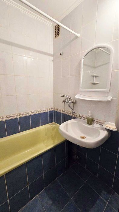 Продається 4-кімнатна квартира на вул. Земська, Сертифікат