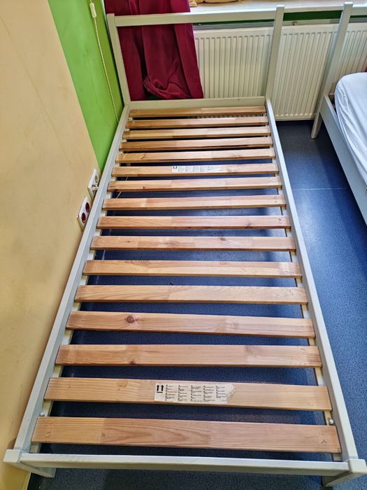 pojedyncze drewniane łóżko, używanych, możliwość dokupienia materacy