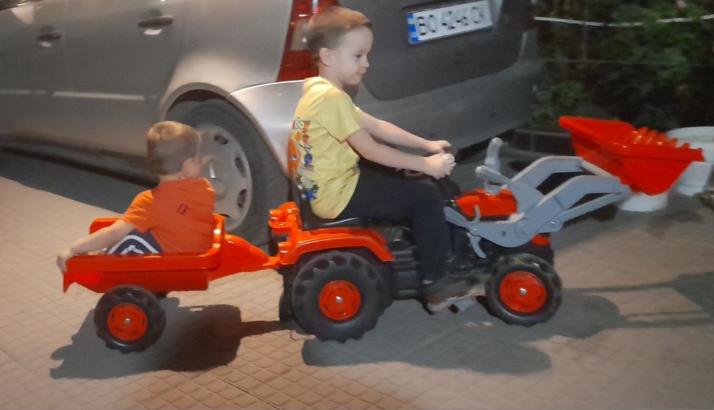 Дитячий трактор на педалях з причіпом і ковшем