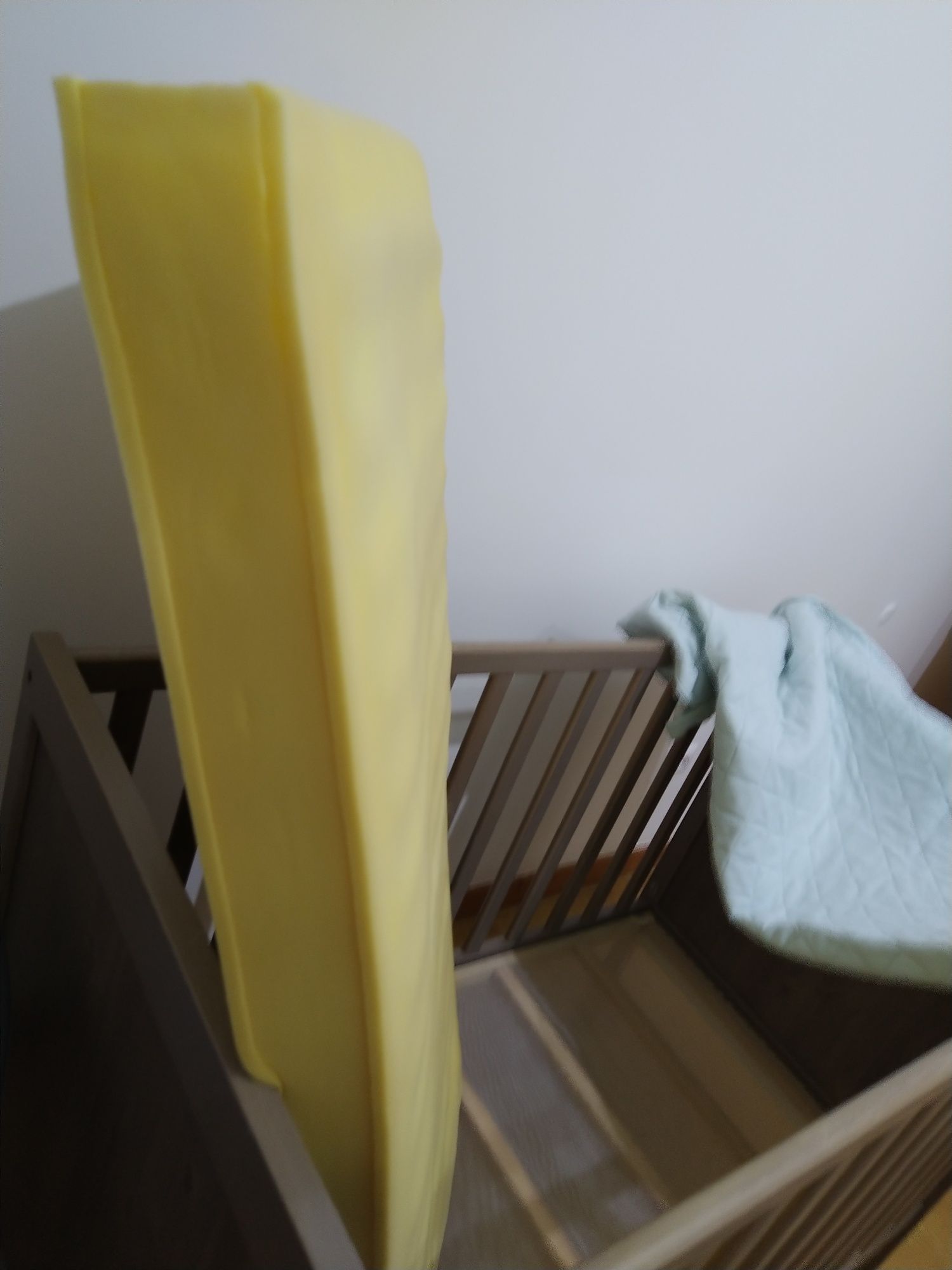 Cama para bebé com colchão