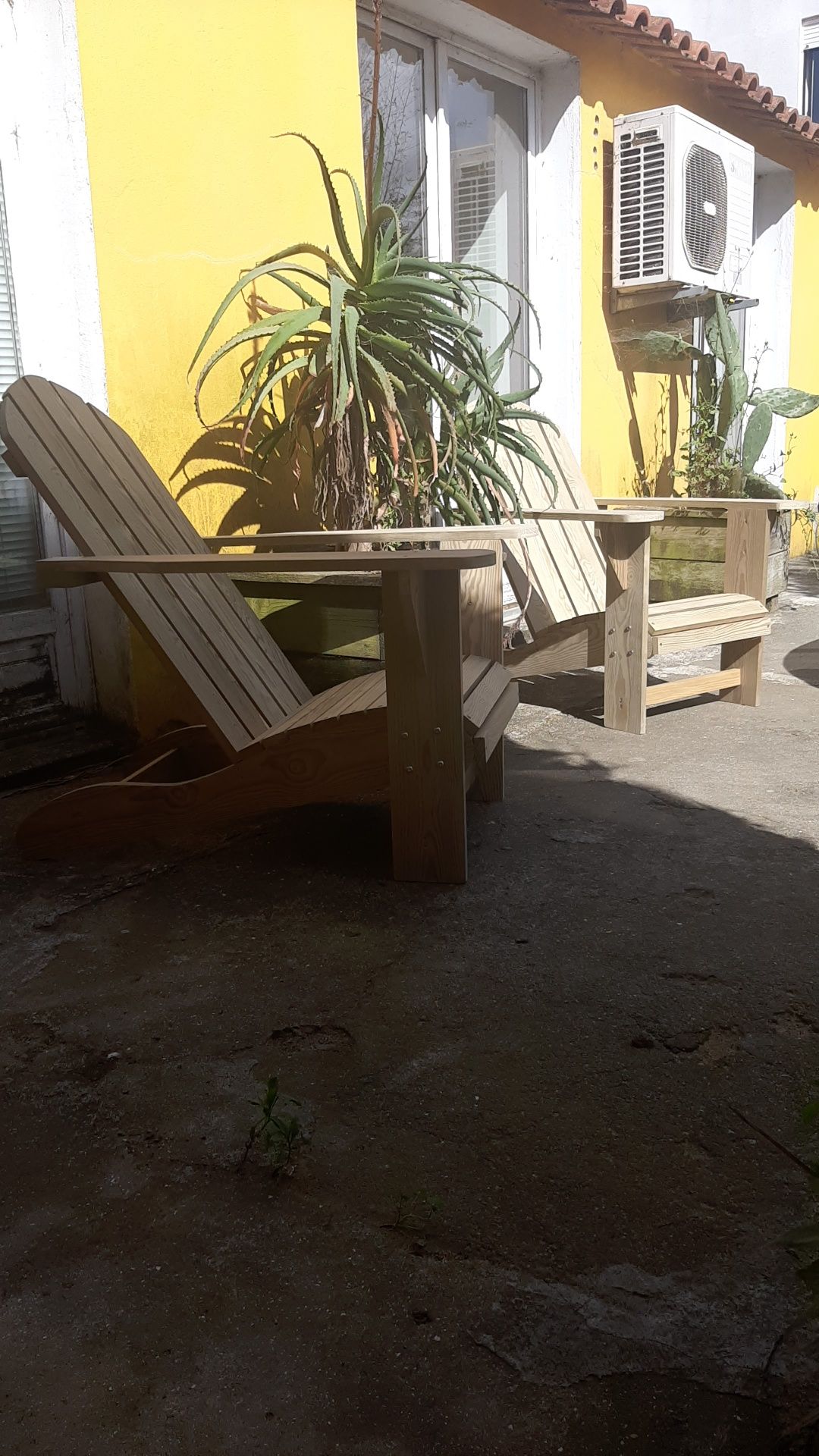 Cadeiras adirondack em madeira tratada