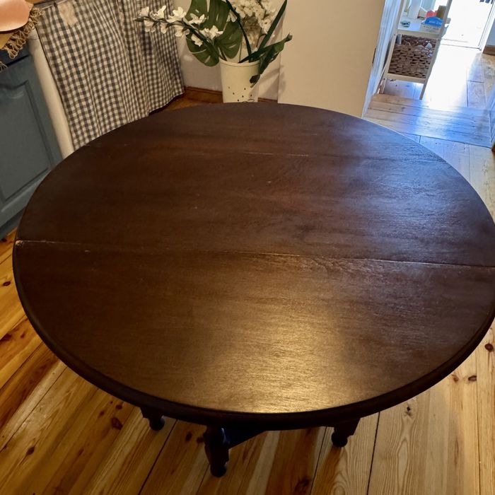 Mesa dobrável de madeira — prática, versátil e com muito charme