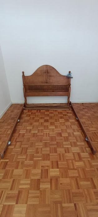 Cama madeira maciça em bom estado!