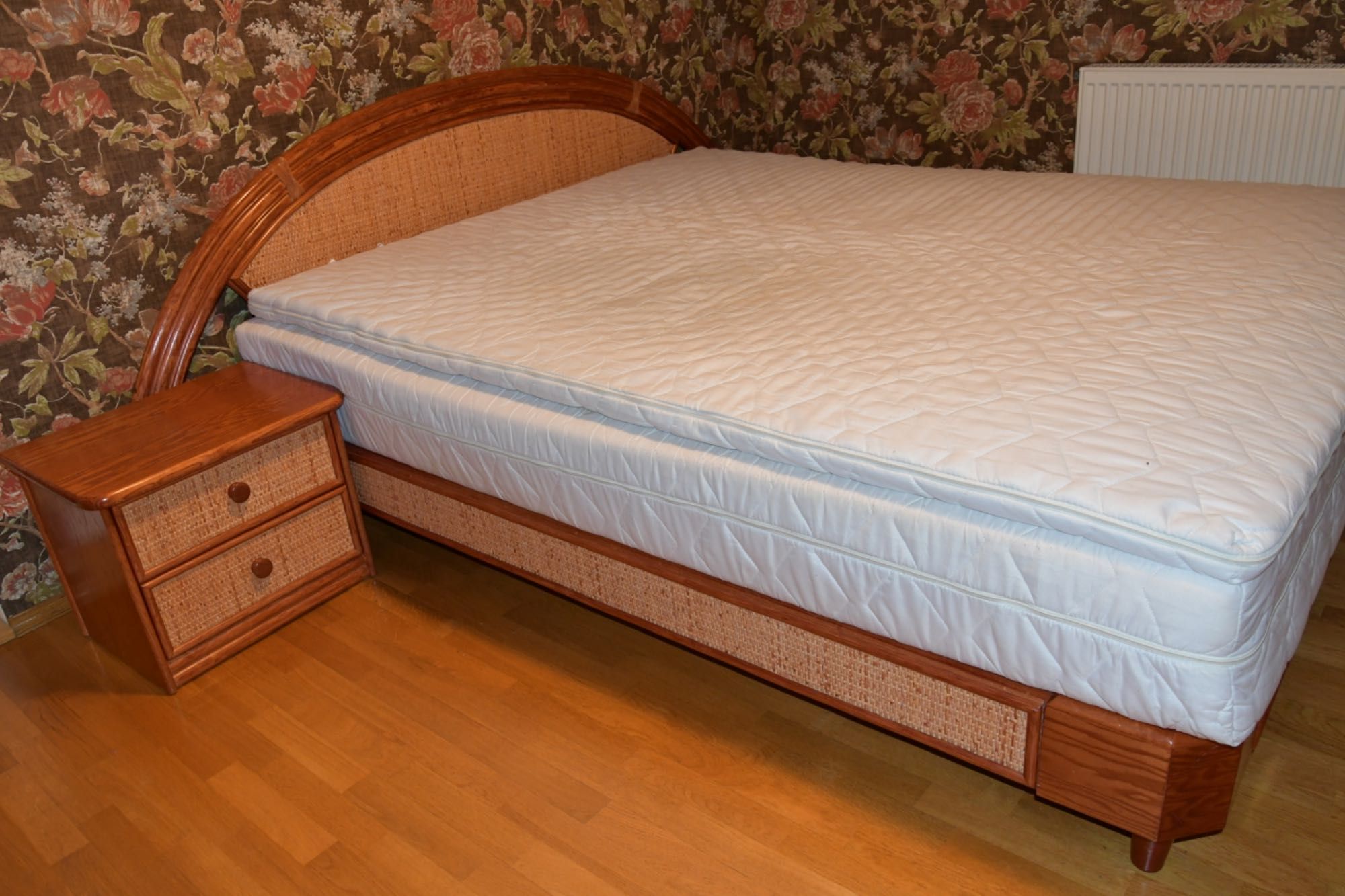 Łóżko do sypialni, szafki nocne drewno egzotyczne rattan materac.