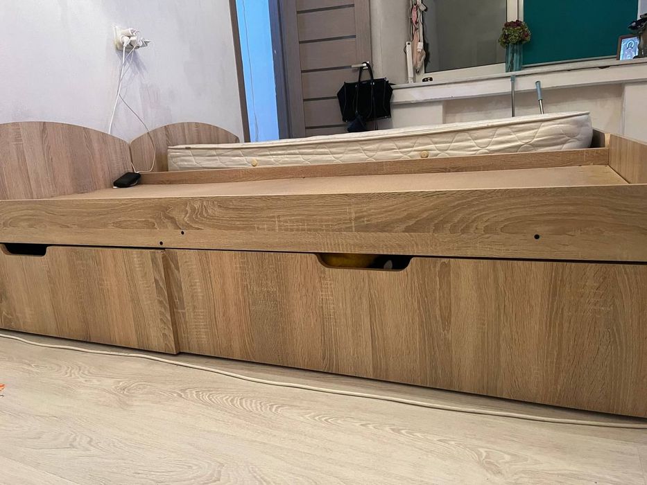 10 тисяч гривен. Одна 5 тисяч гривен