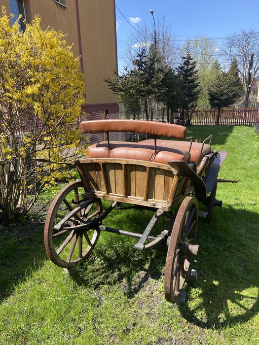 Bryczka na drewnianych kołach