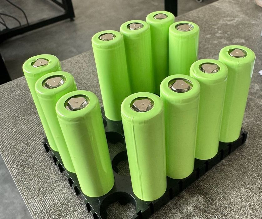 Акумулятори 18650 3.7 v з TESLA приблизно по 2500 міліампер 10ШТ