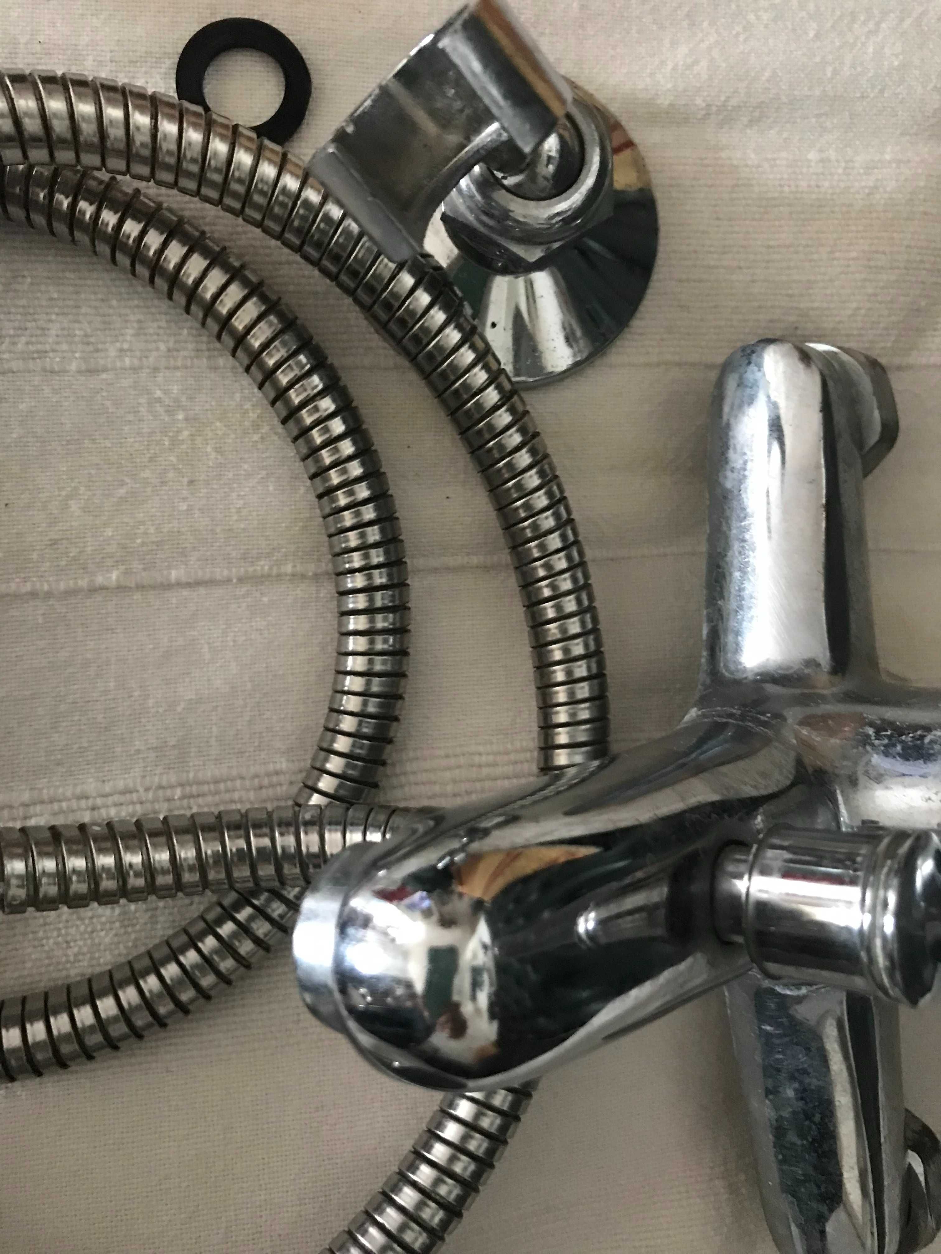 Torneira misturadora completa WC, com chuveiro, suporte e acessórios