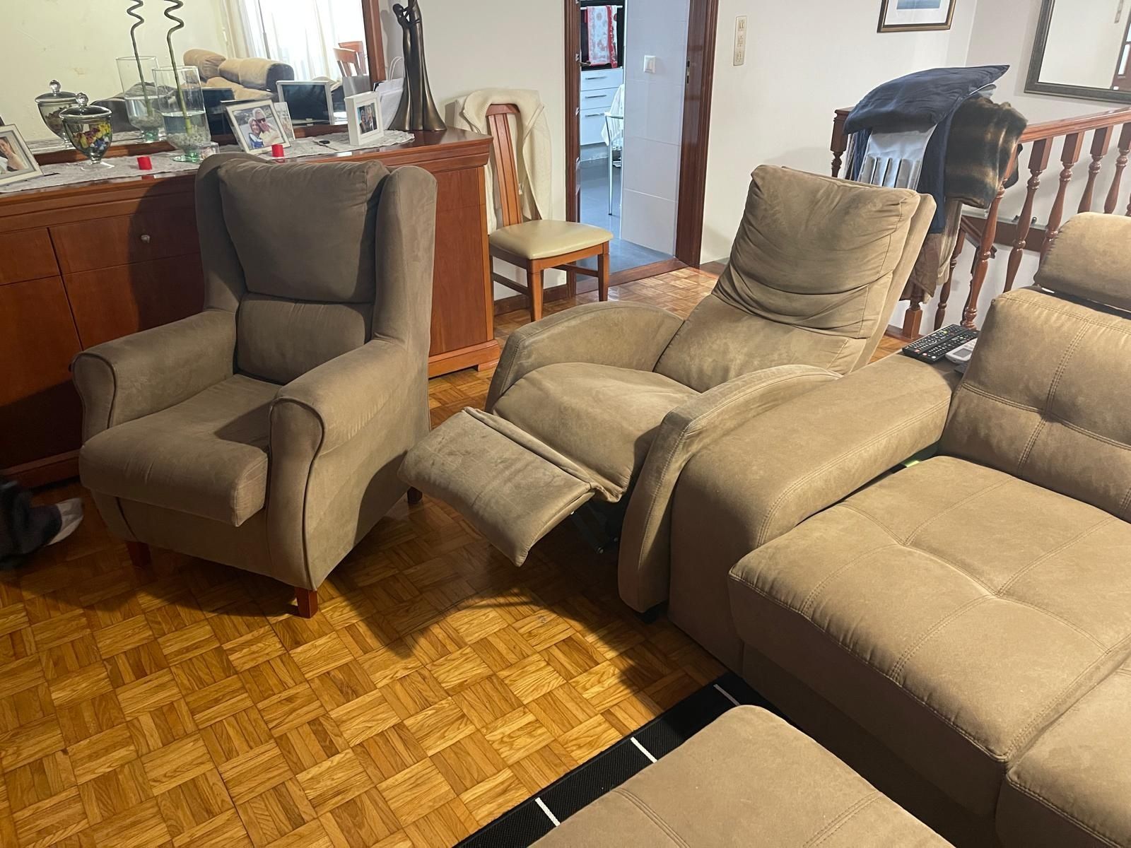 Sofa triplo com apoio pés e 2 Maples para desocupar area. URGENTE es