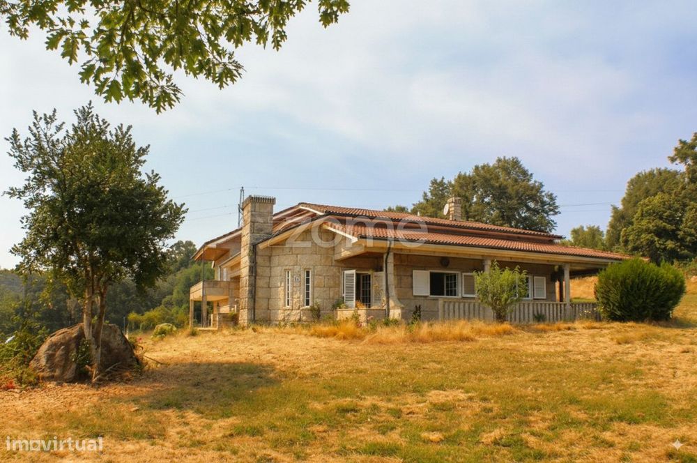 Moradia em Pedra T4 com Terreno, no Barracão, Montalegre