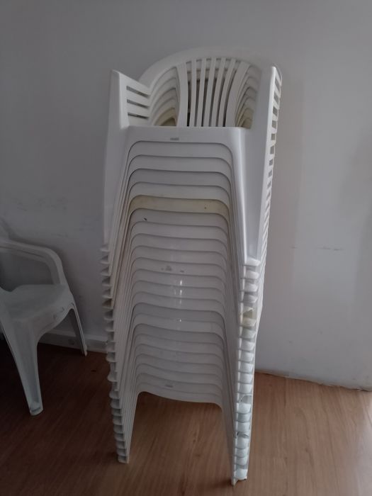 39 Cadeiras brancas em pladtico