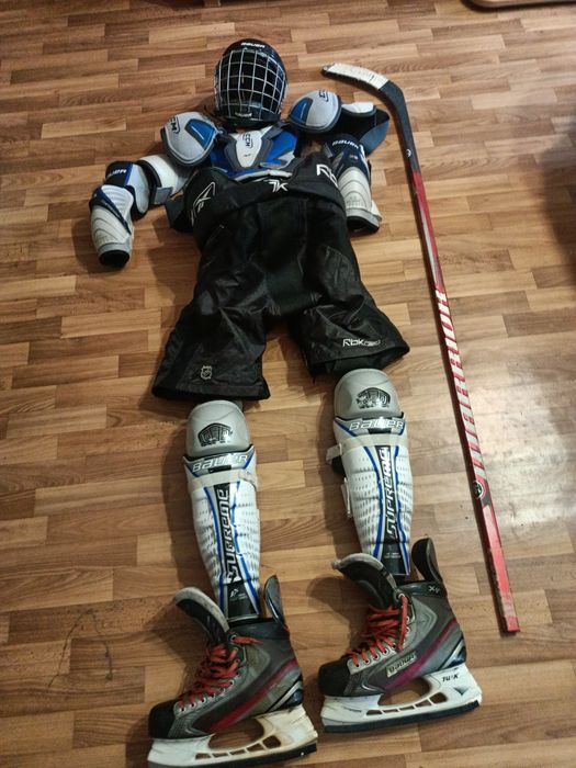 Продам хоккейную форму. + Клюшка