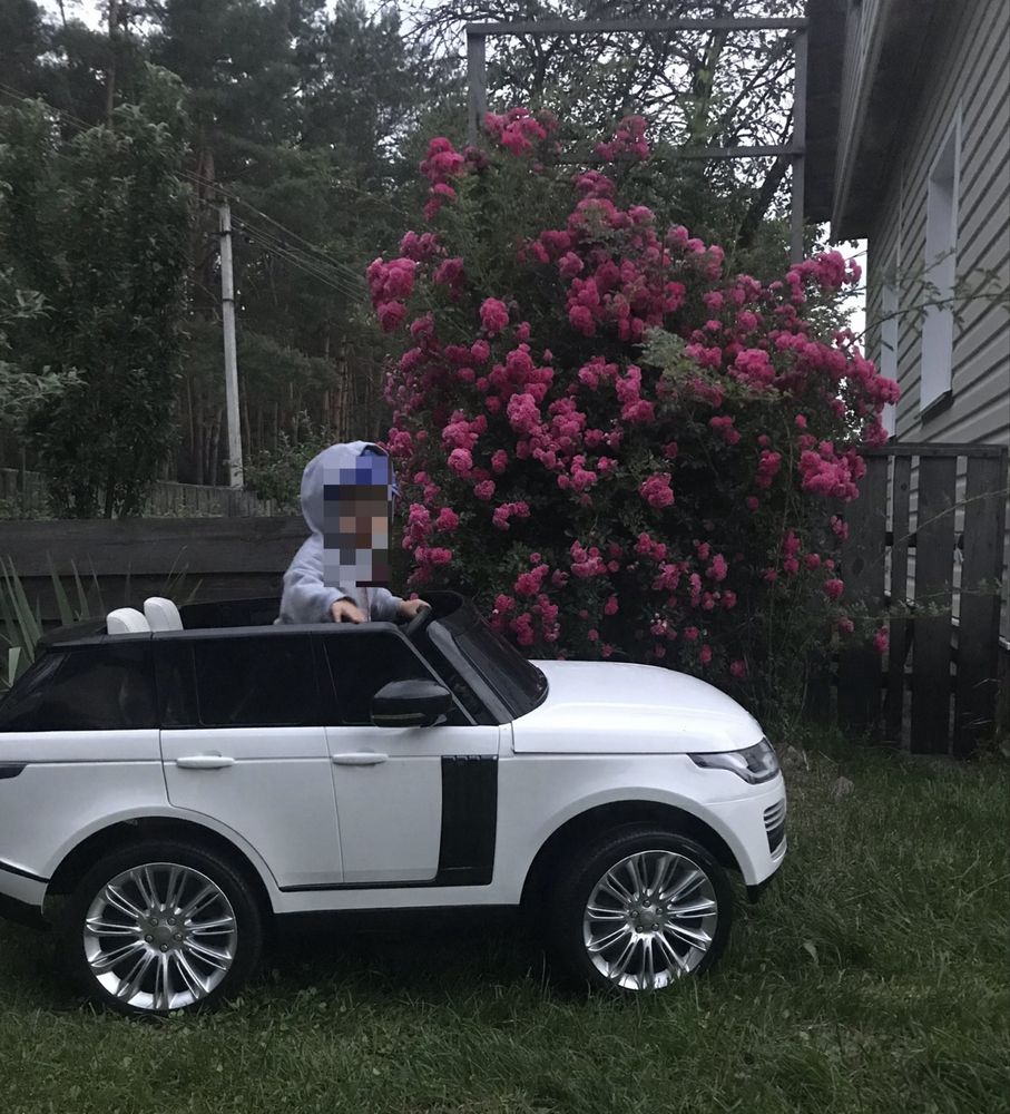 Продам клектромобіль дитячий range rover. Торг!