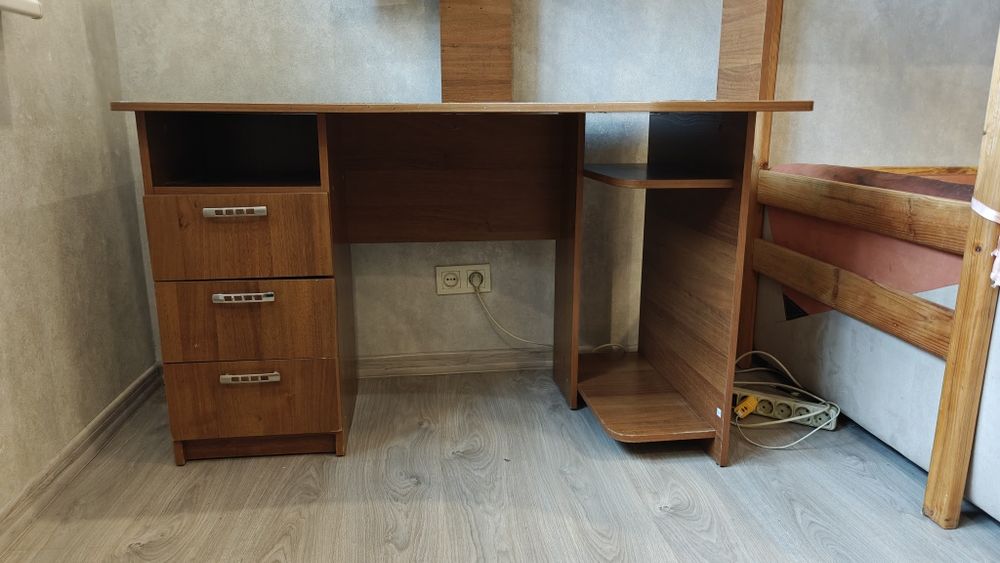 Стіл комп'ютерний