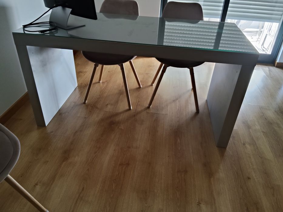 Conjunto mesa com tampo em vidro e estante prateada