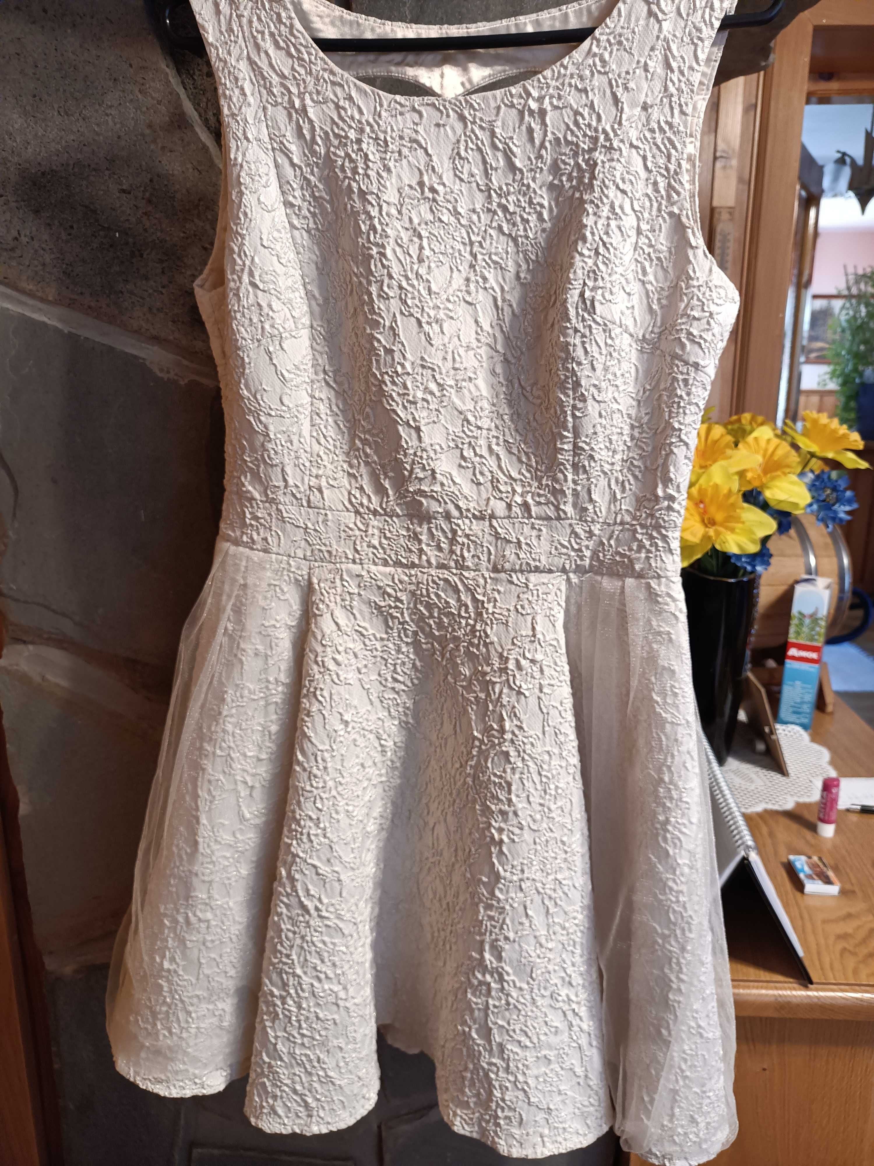 Sukienka z tłoczonego materiału