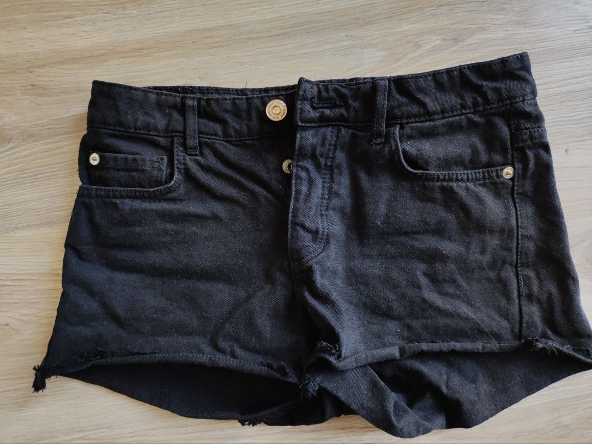 Czarne shorty jeansowe