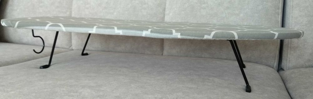 Deska do prasowania na stole mała turystyczna dla studenta