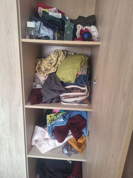 Vendo guardar roupa pouco tempo de uso .