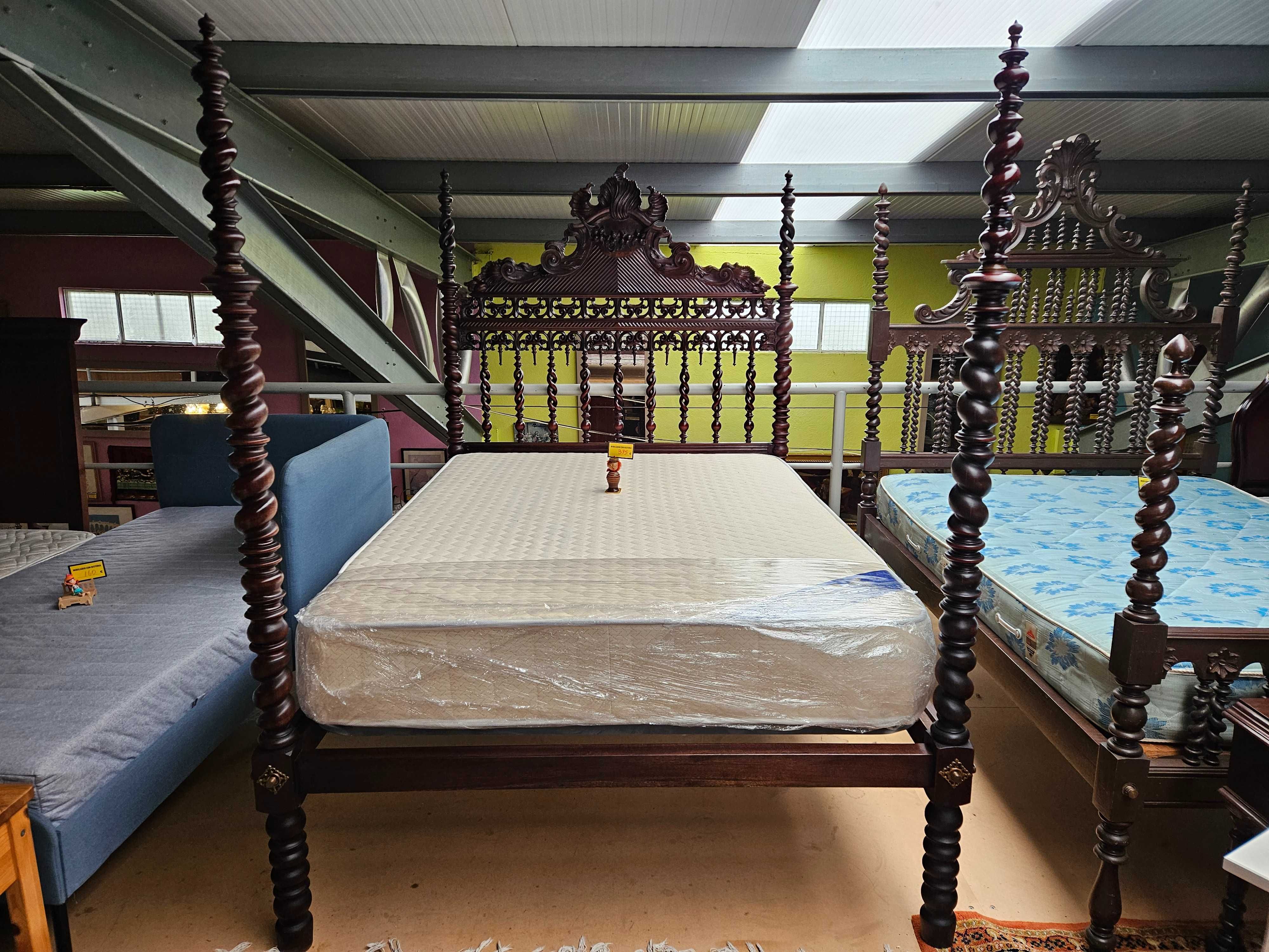 Excelente cama antiga em madeira maciça com estrad