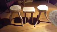 Stołki (taborety) drewniane i krzesło