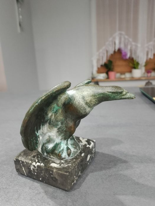 Stara rzeźba orła z brązu.